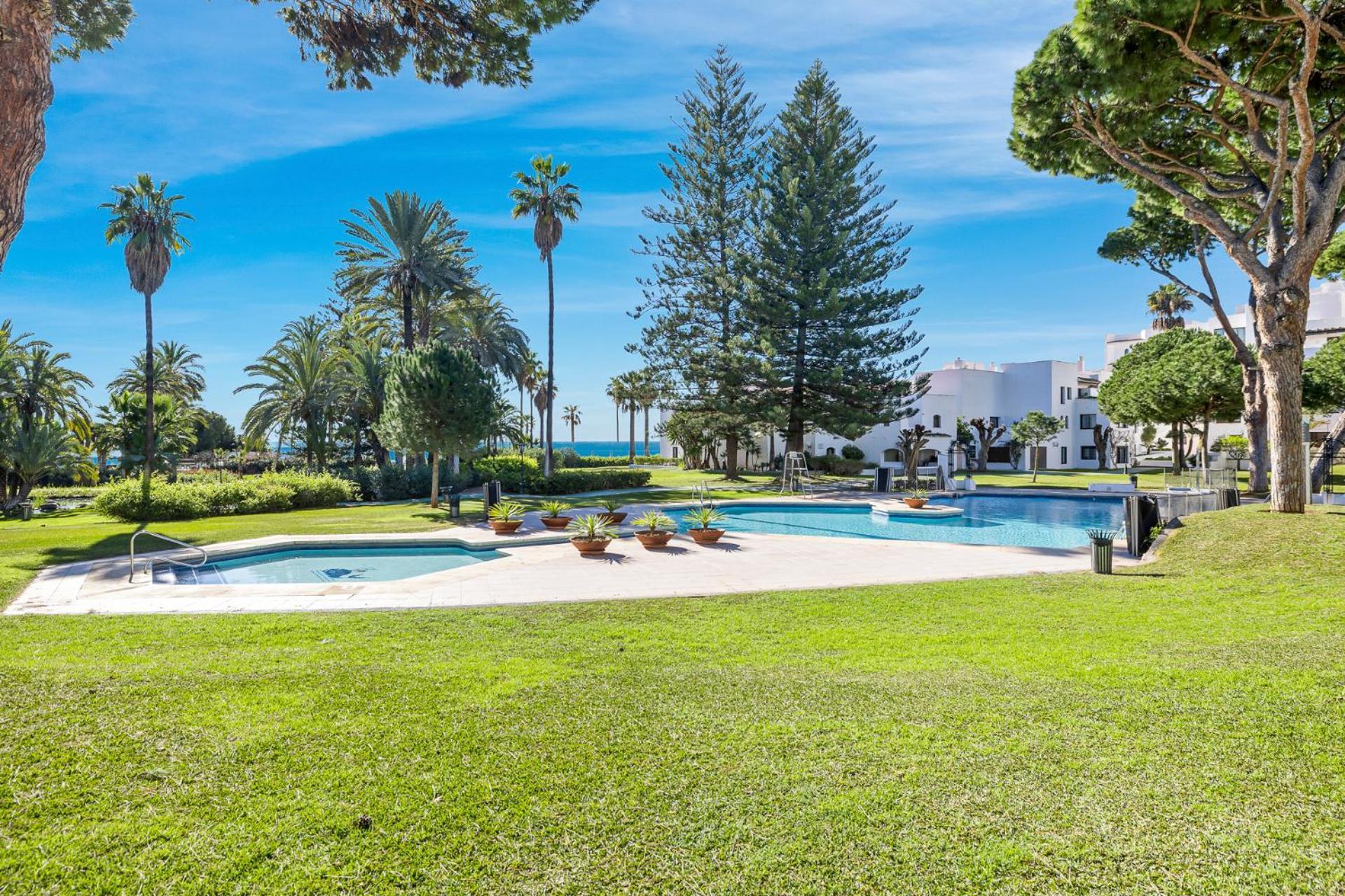 Vista Mar Y Piscina En Puerto Banus Marbella