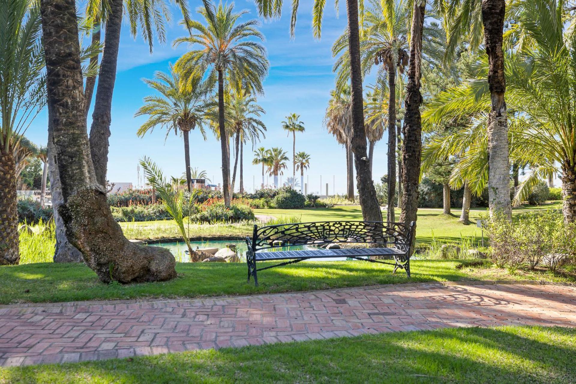 Vista Mar Y Piscina En Puerto Banus