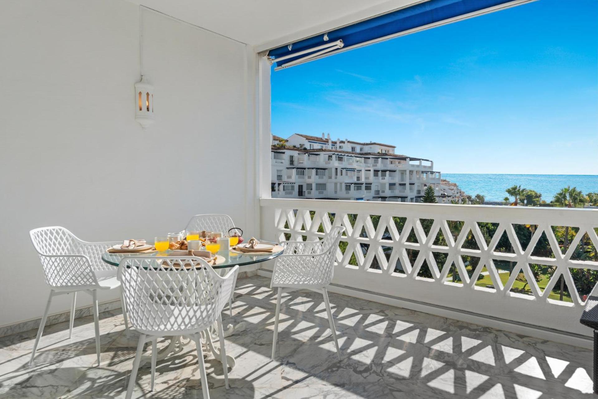 Vista Mar Y Piscina En Puerto Banus Marbella